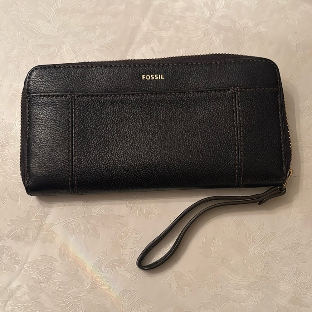 Fossil NWOT black leather wristlet.